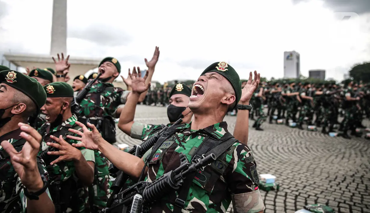Prajurit TNI AD menyanyikan yel-yel usai mengikuti Apel Gelar Pasukan Jajaran TNI AD yang dipimpin KSAD Jenderal Dudung Abdurachman di Lapangan Monas, Jakarta, Selasa (25/1/2022). Pasukan TNI AD dan Alutsista dipamerkan saat mengikuti gelar apel pasukan. (Liputan6.com/Faizal Fanani)