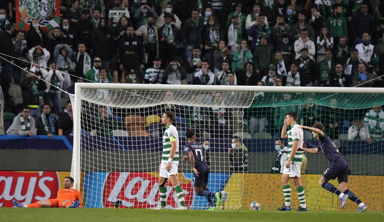 Kemenangan telak ini membuat satu kaki Manchester City menapak di babak perempat final Liga Champions. (AP/Armando Franca)