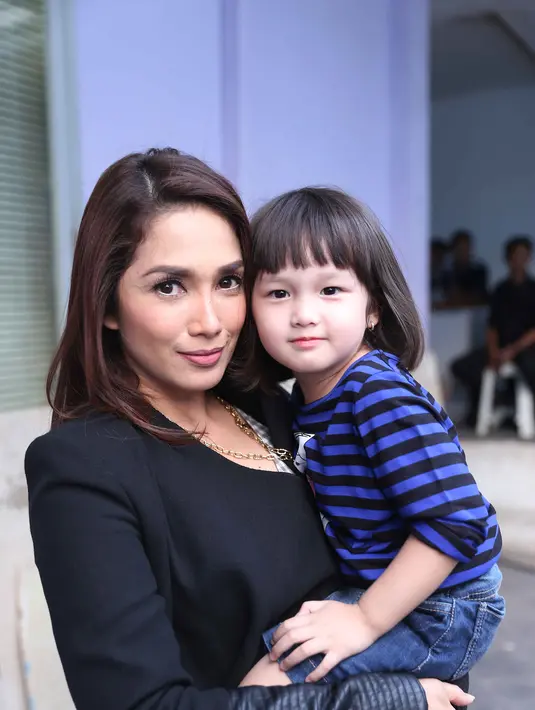 Baru-baru ini Ussy Sulistiawaty dibuat kesal oleh pemilik akun facebook  IPDA Rendy Juanda yang mengklaim dirinya sebagai orang tua dari Shakeela Eleanor Ameera (Elea) yang merupakan anak kandung Ussy. (Nurwahyunan/Bintang.com)