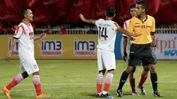 Para pemain Persija protes wasit usai memberikan penalti kepada Persipura pada laga Torabika Soccer Championship 2016 di Stadion Mandala, Jayapura, Jumat (29/4/2016). (Bola.com/Nicklas Hanoatubun)