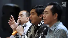 Ketua Steering Committee (SC) Piala Presiden 2018, Maruarar Sirait (tengah) memberi keterangan terkait permasalahan saat pelaksanaan final turnamen Piala Presiden 2018 di Stadion GBK, Jakarta, Senin (19/2). (Liputan6.com/Helmi Fithriansyah)