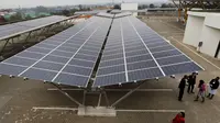 Delegasi meninjau peluncuran carport tenaga surya di pusat perbelanjaan, Kenya Nairobi, Afrika (15/9/2015). Afrika memiliki 3.300 panel surya yang menghasilkan 1.256 MWh per tahun mengurangi emisi karbon hingga 745 ton per tahun. (REUTERS/Thomas Mukoya)