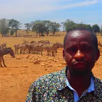 Adalah Patrick Kilonzo Mwalua, seorang pria berhati mulia yang mau melakukan perjalanan panjang untuk beri minum hewan liar. (Via: boredpanda.com)