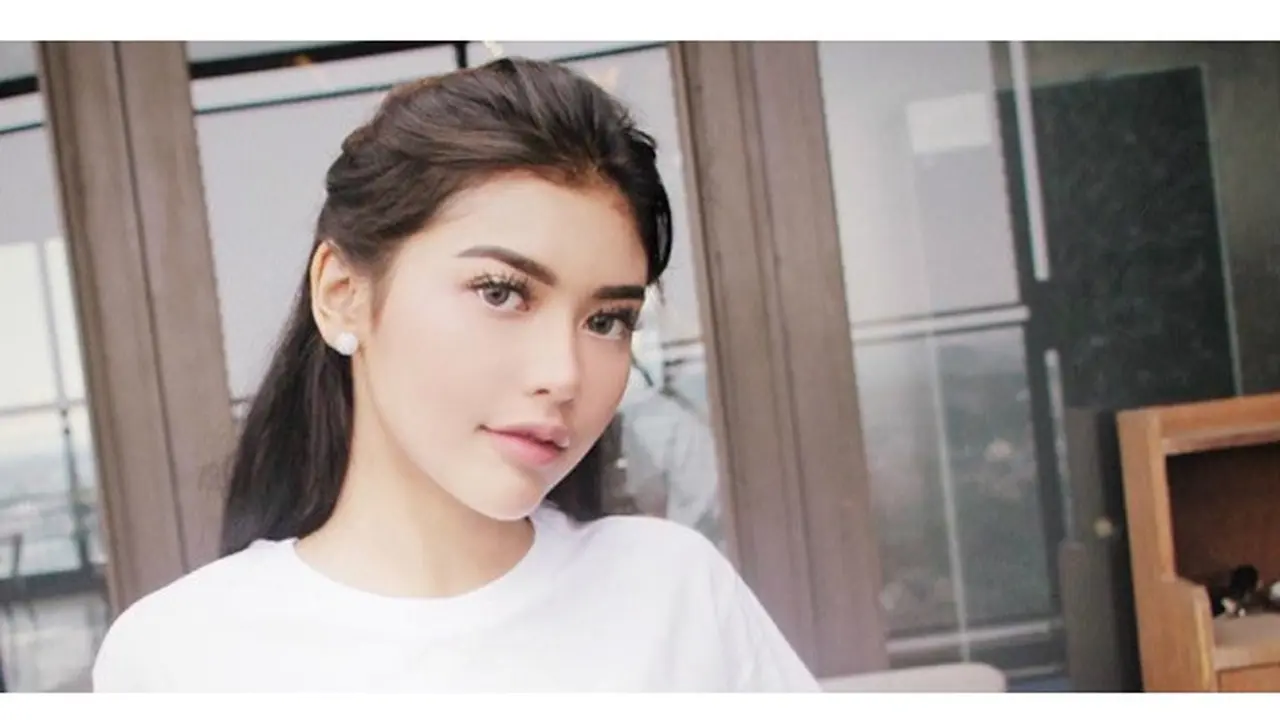 7 Potret Gaya Kasual Rica Andriani, Cantik dan Memesona