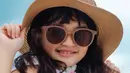 Gaya penampilan aktris cilik yang bikin gemas selalu menuai atensi publik. Seperti saat Graciella Abigail memakai topi dan kacamata yang menyempurnakan penampilannya. Tak heran, foto Graciella Abigail ini banjir like dan komentar dari netizen. (Liputan6.com/IG/@graciellaabigail)