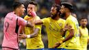 Pemain Inter Miami, Luis Suarez (kiri) bersitegang dengan pemain Al-Nassr, Nawaf Boushal pada laga persahabatan di Kingdom Arena Stadium, Riyadh, Arab Saudi, Jumat (02/02/2024) dini hari WIB. (AFP)