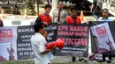 Masyarakat Peduli Keadilan berorasi saat berunjuk rasa di depan Gedung KPK, Jakarta, Senin (4/2). Massa mendesak KPK memeriksa mafia hukum kasus suap mantan Panitera PN Jakarta Utara Rohadi terhadap peringanan vonis Saipul Jamil. (Merdeka.com/Dwi Narwoko)