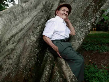 Seorang kakek 115 tahun saat berpose di depan panti jompo Sisters of Charity di San Jose , Kosta Rika, Senin (11/8/2015).  Kakek ini lahir pada pergantian abad ke-20 dan bisa menjadi pria tertua dunia. (REUTERS/Juan Carlos Ulate)