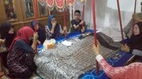 Suasana rumah duka Raja Gowa, Andi I Maddusila Daeng Manyonri Karaeng Katangka Sultan Alauddin II, di Jalan Sultan Alauddin, Kota Makassar, Minggu malam, 10 Juni 2018. (Sahrul Ramadan/JawaPos.com)