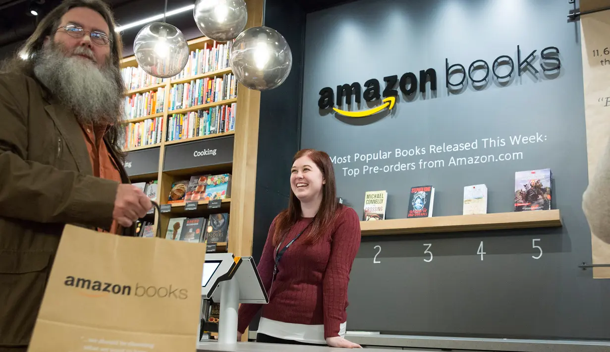 Pelanggan berbelanja buku di toko Amazon Books di University Village, Seattle, Washington, Selasa (3/11). Setelah 20 tahun mejual buku secara online, akhirnya Amazon membuka toko buku fisik pertamanya. (AFP Photo/Jason Redmond)