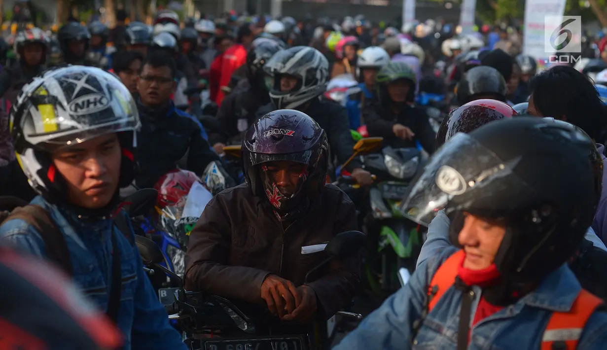 Peserta mudik sepeda motor gratis mengantre naik kapal di Pelabuhan Tanjung Priok, Jakarta, Rabu (13/6). Pengangkutan sepeda motor gratis bagi pemudik Lebaran memakai kapal laut untuk mengurangi angka kecelakaan di jalan raya. (Merdeka.com/Imam Buhori)