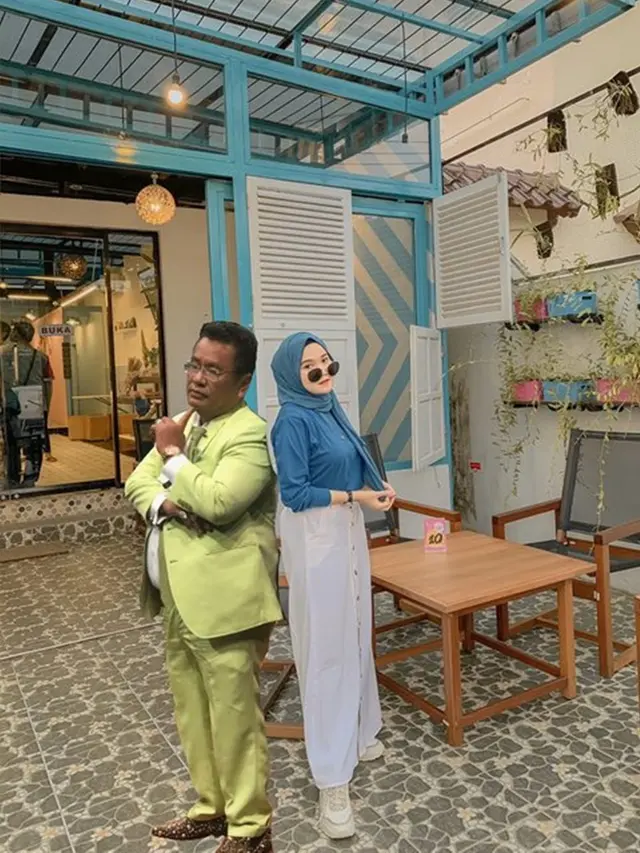 Wanita Ini Minta Fotonya Diedit Biar Enggak Sendiri, 6 Hasilnya Kocak