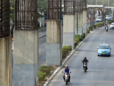Tiang-tiang pancang penyangga monorel menjulang di sepanjang Jalan Rasuna Said, Jakarta, Jumat (30/10). Presiden Joko Widodo menyatakan seluruh tiang pancang bekas monorel akan difungsikan sebagai tiang penyangga rel LRT. (Liputan6.com/Immanuel Antonius)
