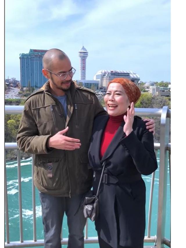 Genap 62 Tahun, Ini 6 Momen Dewi Yull Dapat Kado Membanggakan dari Anak di Amerika