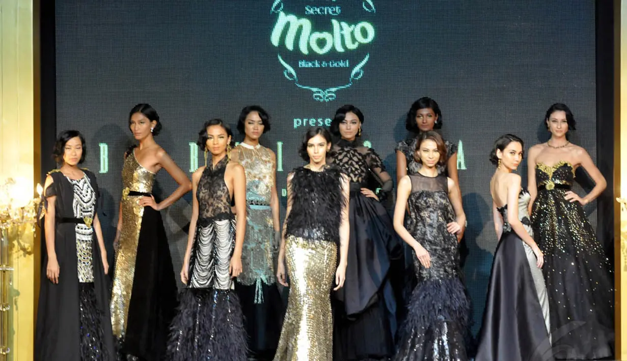 Desainer Barli Asmara kembali menawarkan koleksi gaun malam terbarunya kepada publik di Senayan City, (29/8/14). (Liputan6.com/Panji Diksana)