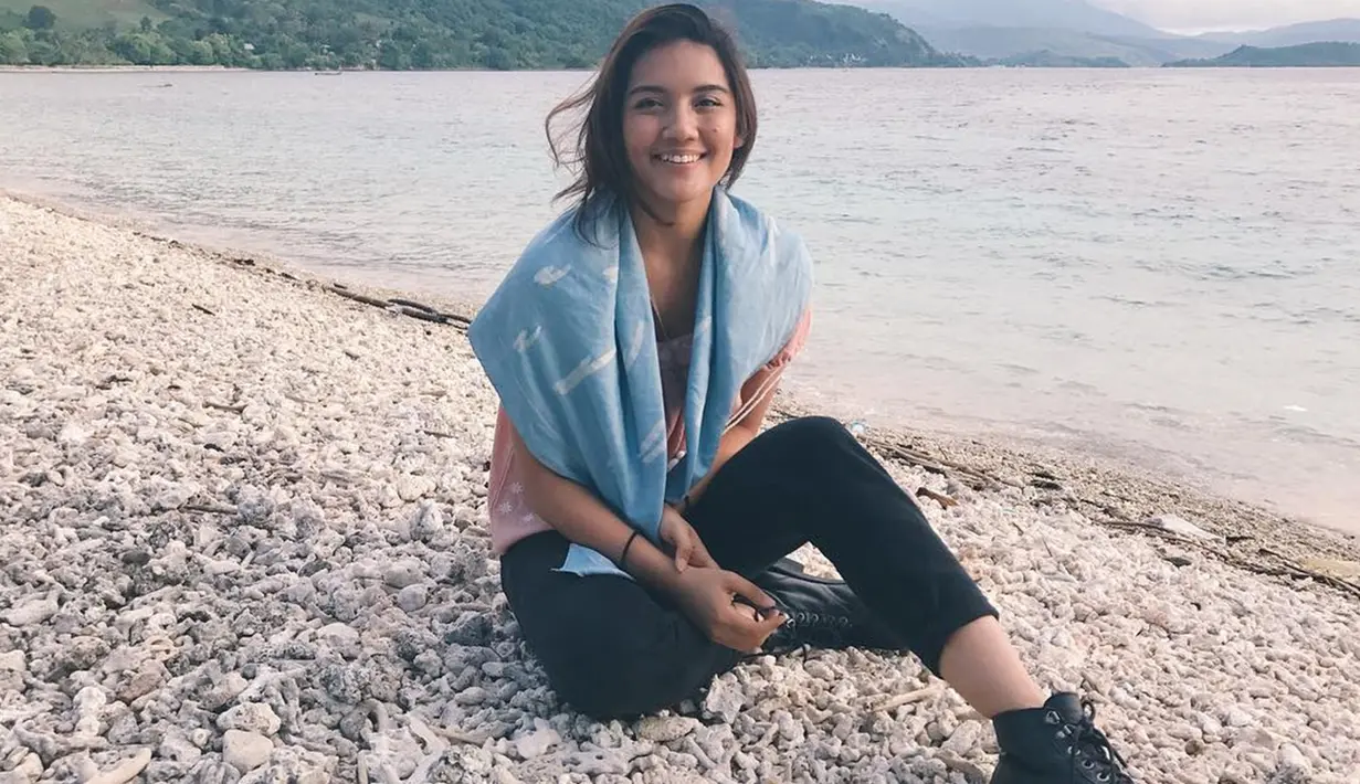 Disetiap kesempatan seperti saat mengisi acara maupun liburan, Monita kerap mengunggah foto dirinya. Penampilannya pun terlihat sederhana tetapi tetap modis dan cantik. (Liputan6.com/Instagram/@monitatahalea)