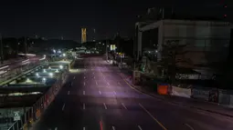 Jalan yang kosong terlihat pada pemberlakuan jam malam sesuai dengan "peningkatan karantina masyarakat" di Quezon City, 18 Maret 2020. Presiden Filipina Rodrigo Duterte menyatakan status bencana nasional selama enam bulan di tengah meningkatnya kasus virus corona di negara itu. (Xinhua/Rouelle Umali