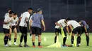 Sejumlah pemain Timnas Indonesia U-17 terlihat tegang saat bermain games dalam sesi latihan di Stadion Gelora 10 November 2023, Surabaya, Kamis (9/11/2023). (Bola.com/Bagaskara Lazuardi)