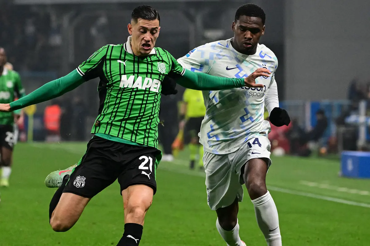 Foto: Aksi Jay Idzes saat Timnya Dihajar Inter Milan 0-5 di Liga Italia