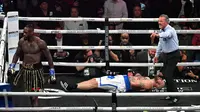 Deontay Wilder memukul jatuh lawannya, Robert Helenius di Barclays Center, New York, Minggu (16/10/2022). (AFP/Angela Weiss)