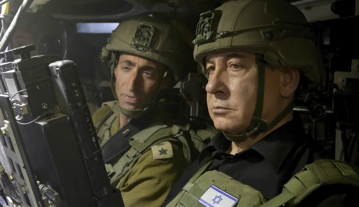 Ini merupakan kedua kalinya Netanyahu menemui pasukan tempurnya di zona tempur sejak perang pecah 9 bulan. (Avi Ohayon/Israel Prime Minister's Office via AP)