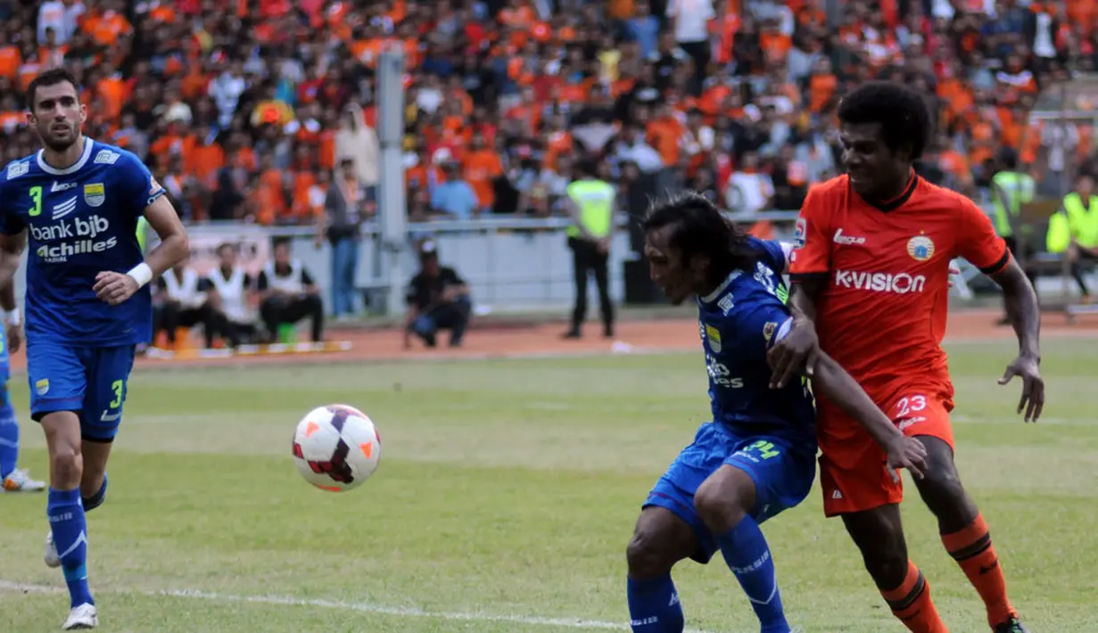 Pemain tengah Persib Bandung, Hariono, menghalangi pergerakan Victor Pae (Persija Jakarta) saat berlaga di Stadion GBK, (10/8/2014). (Liputan6.com/Helmi Fithriansyah)