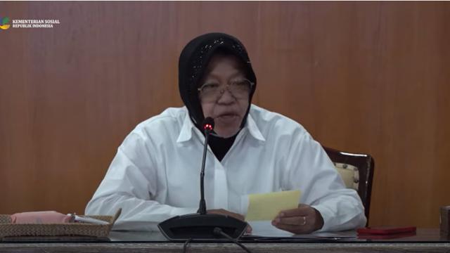 Menteri Sosial (Mensos) Tri Rismaharini mengungkapkan jika ada ASN atau PNS menerima bansos.