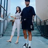 Reza Arap dan Wendy Walters dengan kostum hitam putih bagaikan Yin dan Yang. (Foto: Instagram/ ybrap)