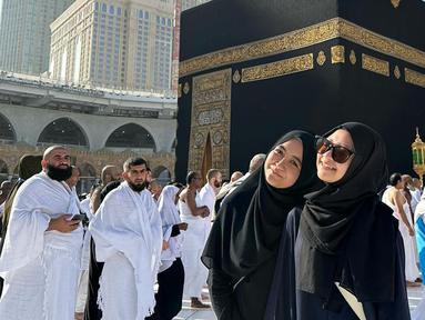 Melalui akun Instagram, Arafah dan sang adik kompak mengunggah momen saat menjalani ibadah umroh. Keduanya juga kompak menggunakan busana berwarna hitam dengan hijab simpel saat berada di depan kabah. (Liputan6.com/IG/@haldarnta)