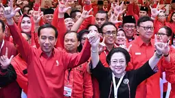 Presiden Jokowi bersama Ketua Umum PDIP Megawati Soekarnoputri dan sejumlah kader berpose bersama saat Rakernas PDIP III Tahun 2018 di Badung, Bali, Jumat (23/2). PDIP resmi mengusung Jokowi sebagai capres 2019-2024. (Liputan6.com/Pool/Biro Pers Setpress)