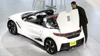 Pria melihat mobil Honda S660 di markas besar Honda Motor Co di Tokyo, Jepang, (24/2). Setelah hampir setahun pengerjaan, CEO Honda Motor Co Takahiro Hachigo berencana memperkenalkan mobil Honda S660 ke Publik. (REUTERS/Thomas Peter)