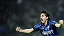 Diego Milito direkrut Inter Milan pada tahun 2009 dengan harga 28 juta euro. Bomber Argentina tersebut berhasil meraih treble winners di bawah asuhan Jose Mourinho. (Photo by FILIPPO MONTEFORTE / AFP)