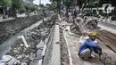 Pekerja Suku Dinas Sumber Daya Air Jakarta Timur menyelesaikan perbaikan turap di Kali Utan Kayu, Jakarta, Rabu (15/7/2020). Perbaikan turap yang ditargetkan rampung pada akhir Agustus 2020 tersebut bertujuan memperlancar aliran kali dan mencegah terjadinya banjir. (merdeka.com/Iqbal S. Nugroho)