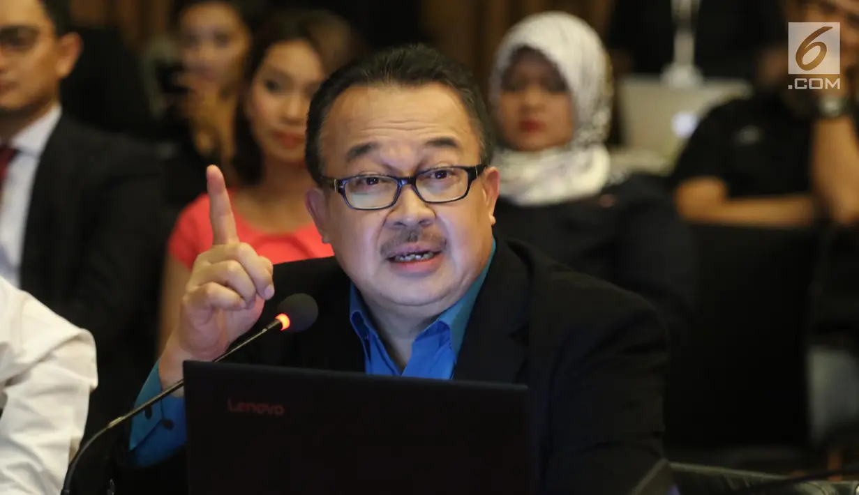 Akademisi Rhenald Khasali memberi pemaparan saat penjurian Liputan 6 Awards 2018 di Jakarta, Selasa (8/5). Puncak penganugerahan penghargaannya Liputan 6 Awards 2018 akan digelar pada 20 Mei 2018. (Liputan6.com/Arya Manggala)
