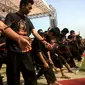 Ribuan seniman debus dari berbagai daerah di Provinsi Banten memecahkan rekor Musium Rekor Indonesia (Muri) di Pantai Bojong, Anyer.