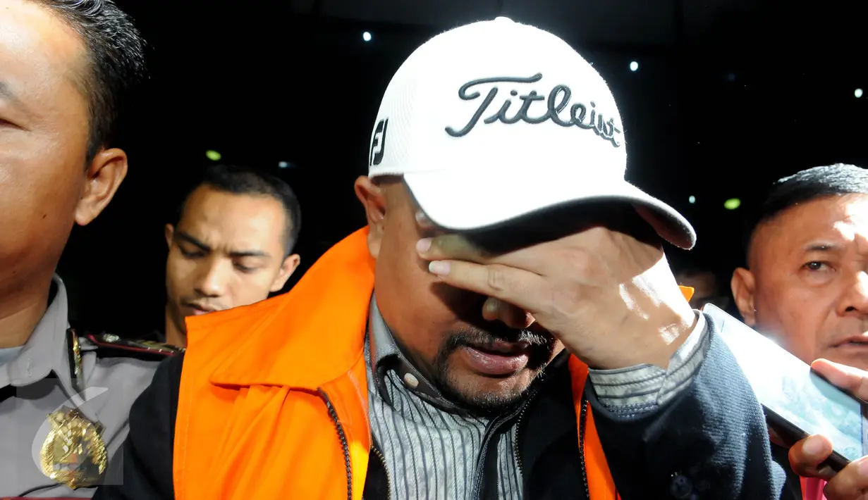 Tersangka kasus dugaan suap proyek pembangunan 12 ruas jalan di Provinsi Sumatera Barat yang juga anggota Komisi III DPR RI Fraksi Demokrat I Putu Sudiartana usai menjalani pemeriksaan di Gedung KPK, Jakarta, Kamis (30/6). (Liputan6.com/Helmi Afandi)