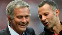 Manajer asal Portugal, Jose Mourinho (kiri), berbincang dengan asisten manajer Manchester United, Ryan Giggs (kanan). (AFP/Andrew Yates)