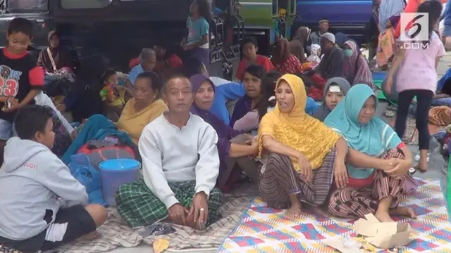 Khawatir terjadinya gempa susulan warga kecamatan Narmada Lombok Barat memilih tidur di tenda pengungsian