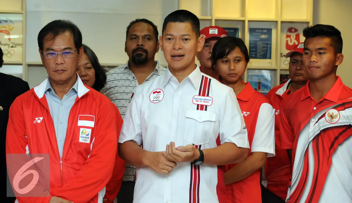 CdM Indonesia Olimpiade Rio, Raja Sapta Oktohari (tengah) sambutan saat melepas keberangkatan tim olimpiade Indonesia di gedung KOI Jakarta, Rabu (27/7). Ia mengatalan kesiapan atlet sudah mencapai tahap akhir. (Liputan6.com/Helmi Fithriansyah)