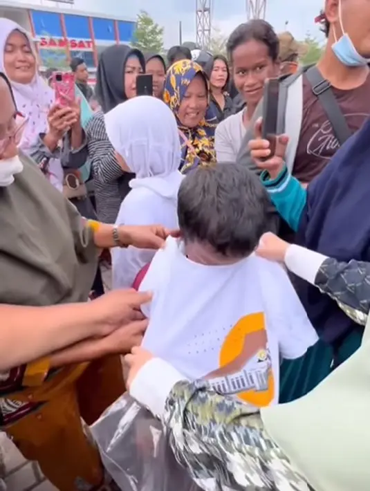 Chacha Frederica pun memberikan kaus yang masih ada untuk si anak agar berhenti merajuk. Bahkan, ia memakaikan sendiri kaus tersebut. (Foto: Instagram/@chafrederica)