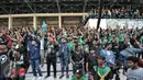 Ribuan suporter Persebaya Surabaya (Bonek) memadati Stadion Tugu, Koja, Jakarta Utara, Selasa (2/8). Mereka datang secara bergelombang sejak Senin dengan menamakan Gerakan 'Aksi Geruduk Jakarta'. (Liputan6.com/Yoppy Renato)