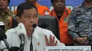 Menteri Perhubungan Ignasius Jonan menjawab pertanyaan wartawan saat konferensi pers di Posko Evakuasi AirAsia, Pangkalan Bun, Kalteng, Rabu (7/1/2015). (Liputan6.com/Herman Zakharia)