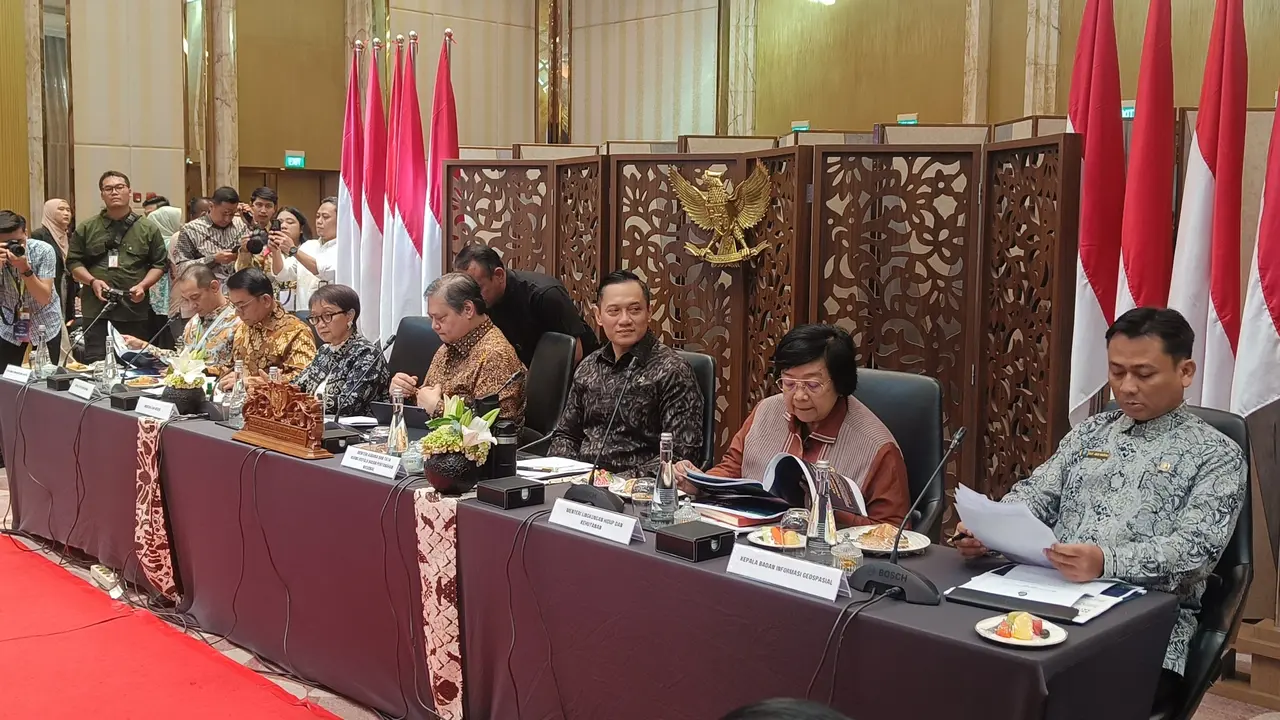 Menteri Koordinator Bidang Perekonomian Airlangga Hartarto mengumpulkan sejumlah menteri untuk membahas kebijakan program Satu Peta atau atau One Map Policy Summit 2024.