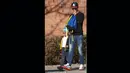 Cristiano Ronaldo saat menjemput anaknya pulang sekolah di Madrid. Ronaldo terlihat akrab dengan anaknya, Selasa (27/1/2015). (Dailymail)