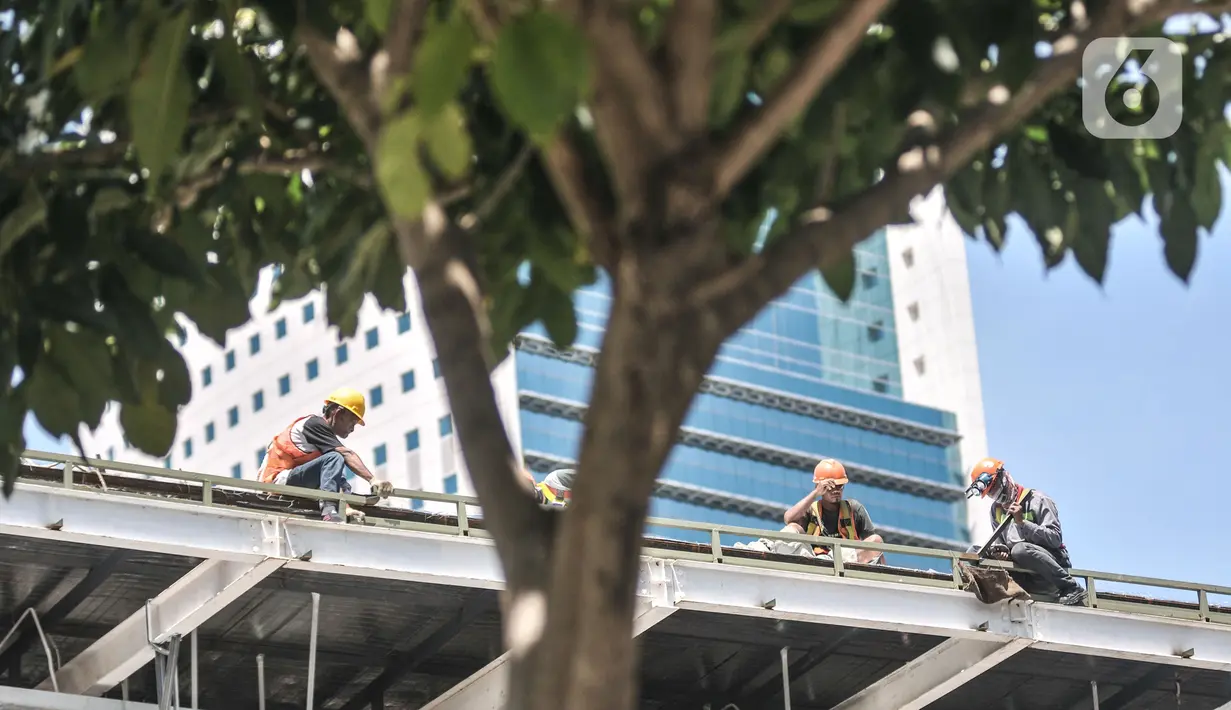 Aktivitas pekerja lengkap dengan atribut K3 saat menyelesaikan proyek pembangunan halte Transjakarta Dukuh Atas 2, Jalan Jenderal Sudirman, Jakarta Pusat, Selasa (29/11/2022). Penetapan UMP DKI 2023 itu diputuskan melalui Keputusan Gubernur Nomor 1153 Tahun 2022. (Liputan6.com/Iqbal S. Nugroho)