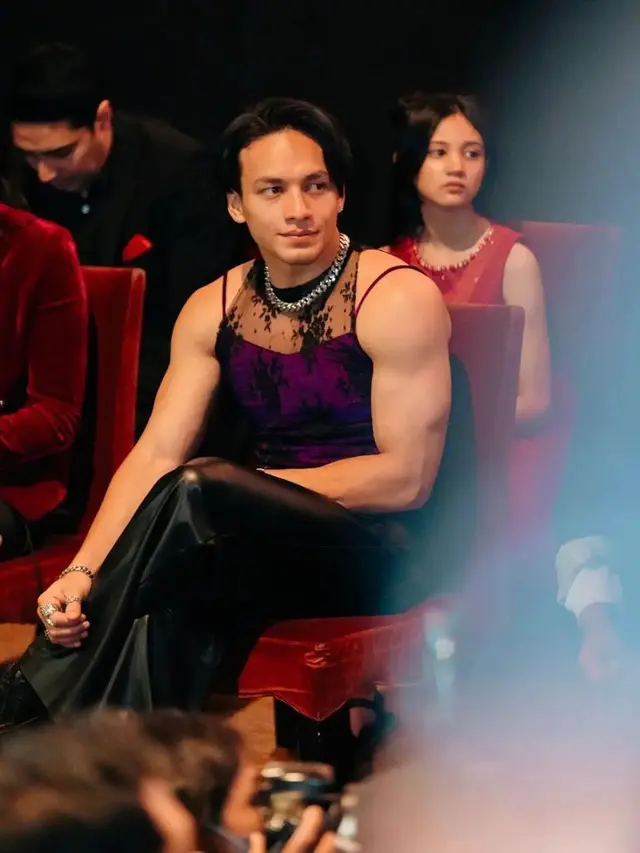 6 Potret Jefri Nichol Bergaya Genderless Fashion di Gala Premiere Sri Asih, Curi Perhatian Pakai Tanktop