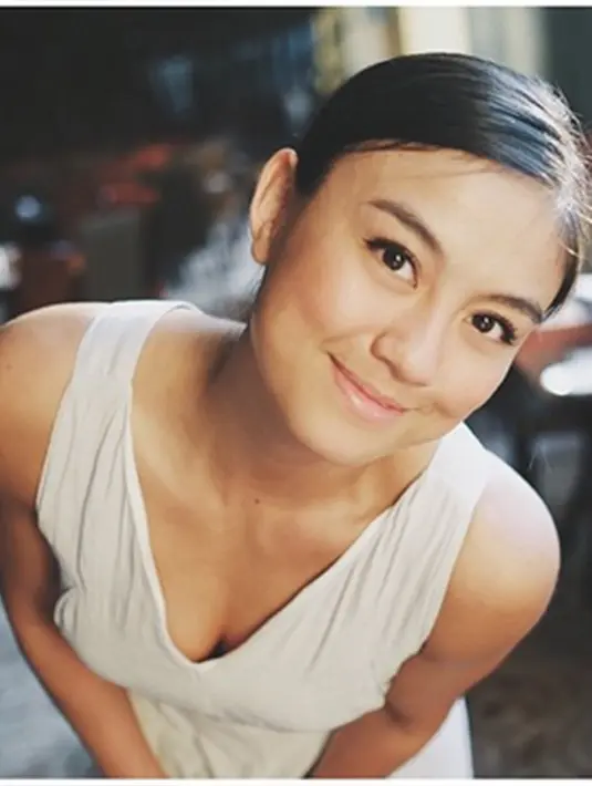 'Sebuah kehormatan memiliki perangko sendiri. Perangko pos resmi dengan gambar wajahku,' tulis Agnes Monica,  Senin (28/9/2015). (Via Instagram/@agnezmo)