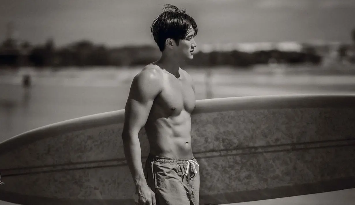 <p>Ahn Bo Hyun berpose sambil membawa papan surfingnya. Perut six pack-nya bikin fans berdecak kagum. "Jisooo pacarmu kerenn sekali," kata salah satu warganet. (Foto: Instagram/ bohyunahn)</p>