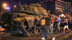 Sejmlah warga menyerang tank di Ankara , Turki , (16/7). Presiden Turki mengkomandoi warganya untuk turun ke jalan dan melawan sekelompok militer yang berupaya melakukan kudeta. (REUTERS/Huseyin Aldemir)