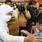 Gubernur Jawa Timur, Khofifah Indar Parawansa saat meninjau imunisasi polio (Foto: Humas Dinkes Jatim).